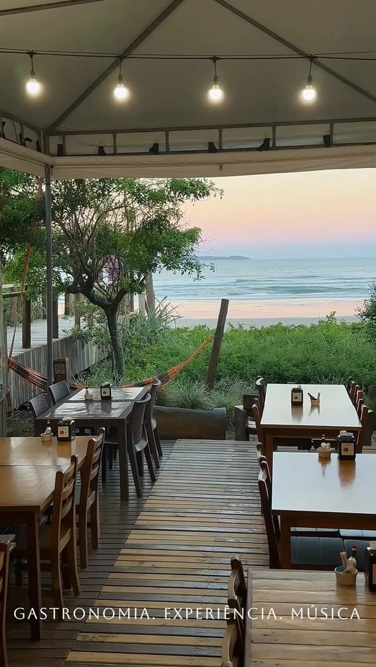 Deck do Canto do Macuco ao pôr do sol